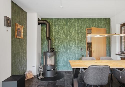 Gemütlicher Essbereich mit Kamin