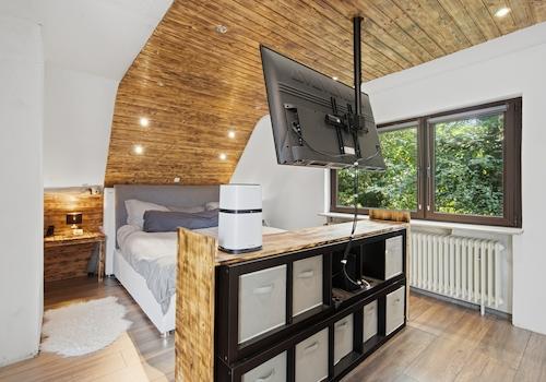 Modernes Schlafzimmer mit Blick ins Grüne