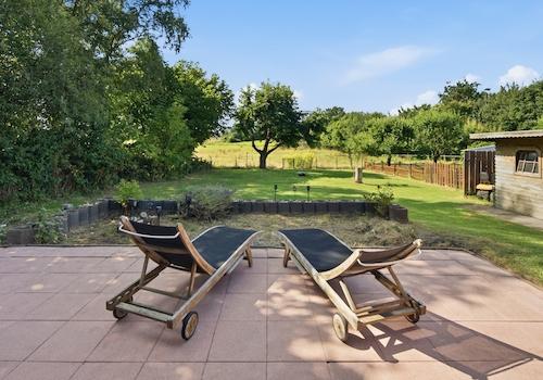 Terrasse mit großem Garten
