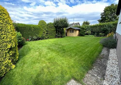 Garten mit Gartenhaus