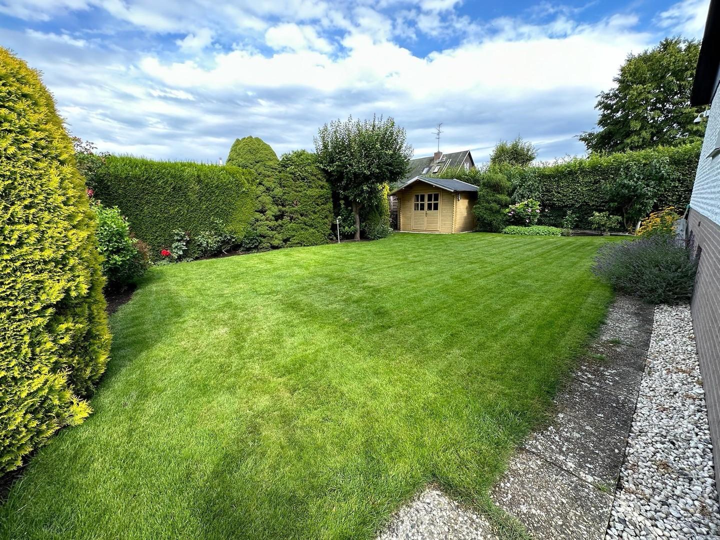 Garten mit Gartenhaus