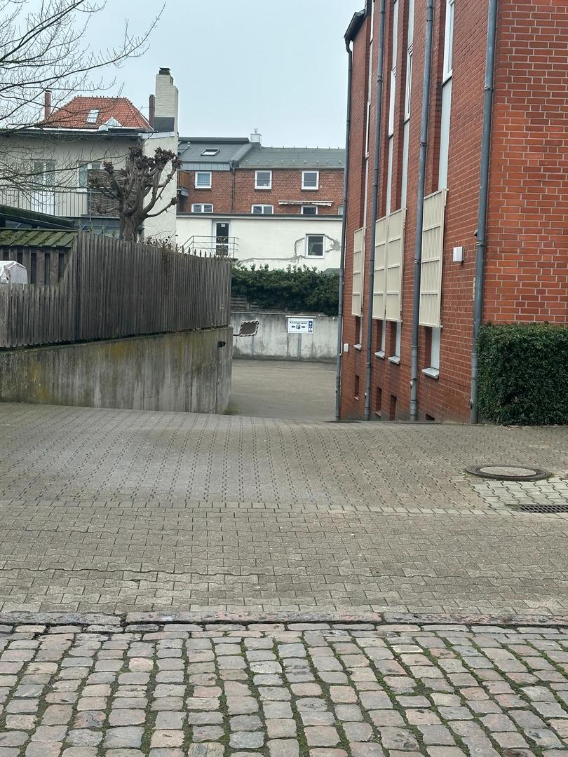 Zur Tiefgarage
