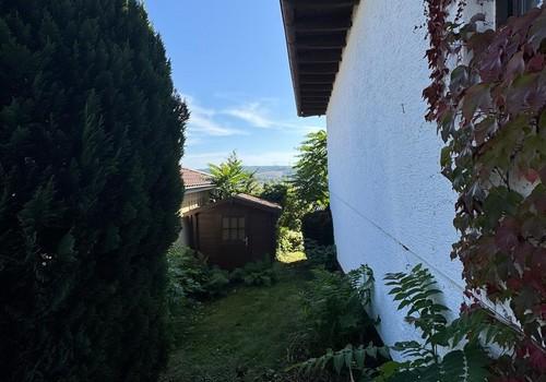 Seitenansicht mit Gartenhütte