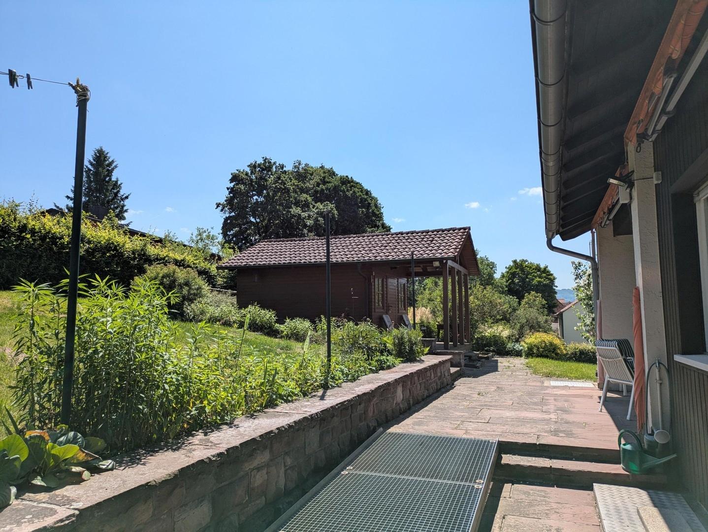 Gartenhütte und Terrasse
