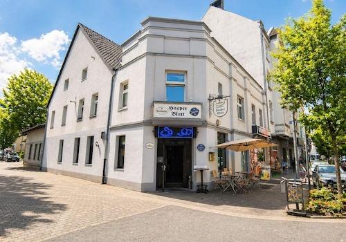 Eckansicht mit Gastronomie 