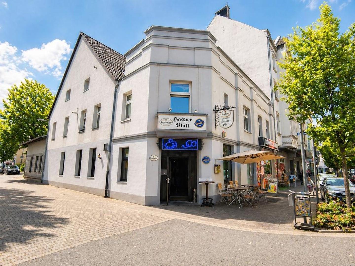 Eckansicht mit Gastronomie 