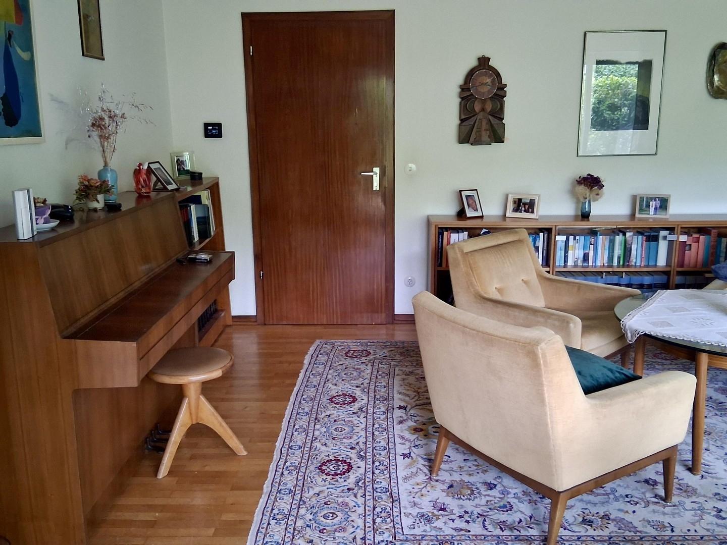 Wohnzimmer mit Tür zum Flur