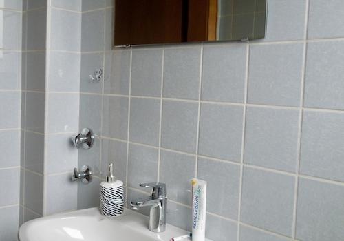 mit Waschbecken