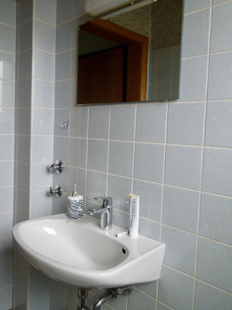 mit Waschbecken