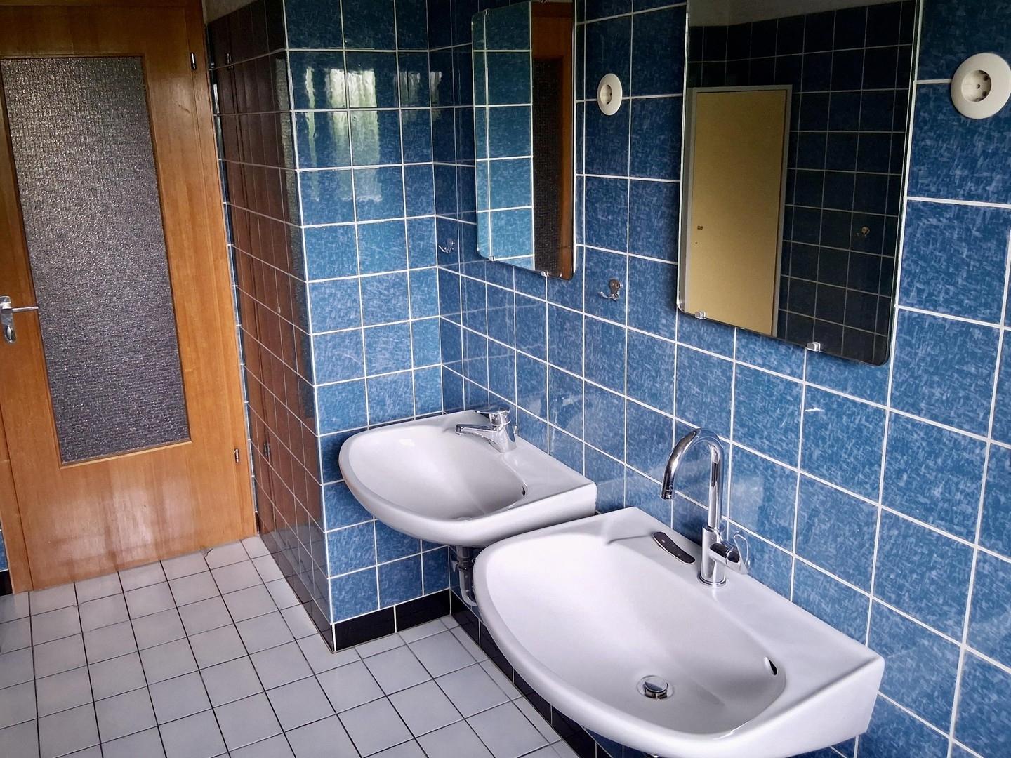 zwei Waschbecken 