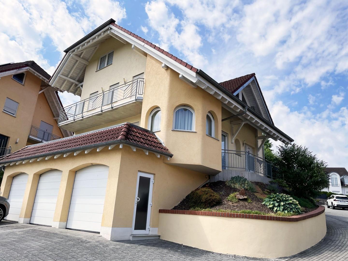 Seitenansicht mit Garage