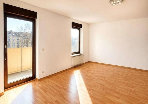 Helles Wohnzimmer mit Balkon