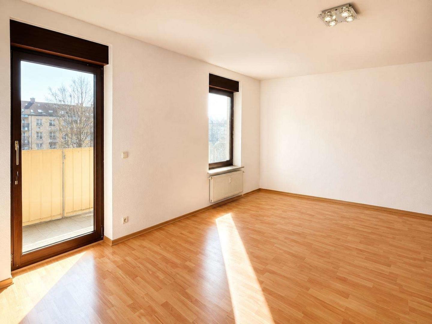 Helles Wohnzimmer mit Balkon