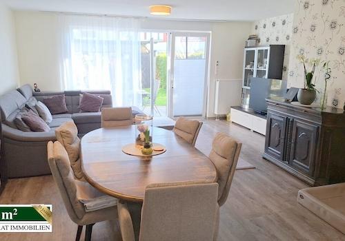 Wohnzimmer mit Zugang zur Terrasse