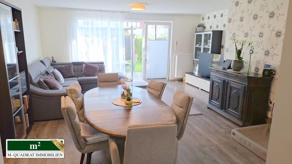 Wohnzimmer mit Zugang zur Terrasse