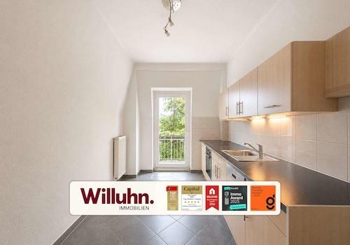 Küche mit Balkonzugang