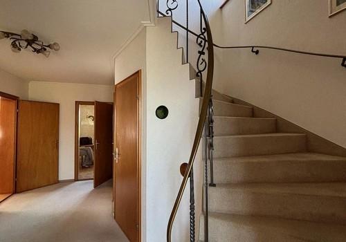 Flur mit Treppe ins Obergesch