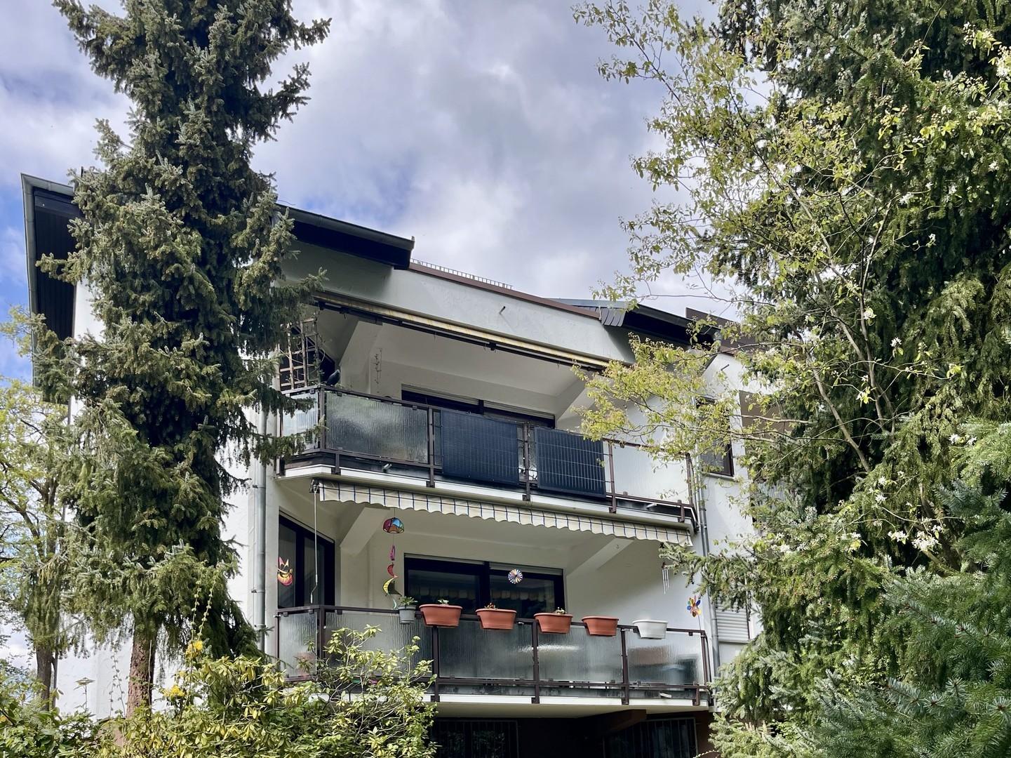 Großer Balkon mit BKW/Markise