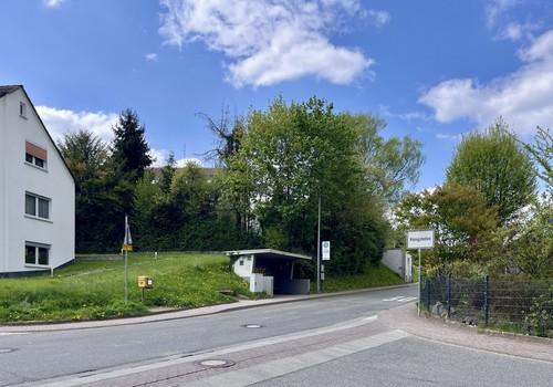 Briefkasten und Bushaltestelle