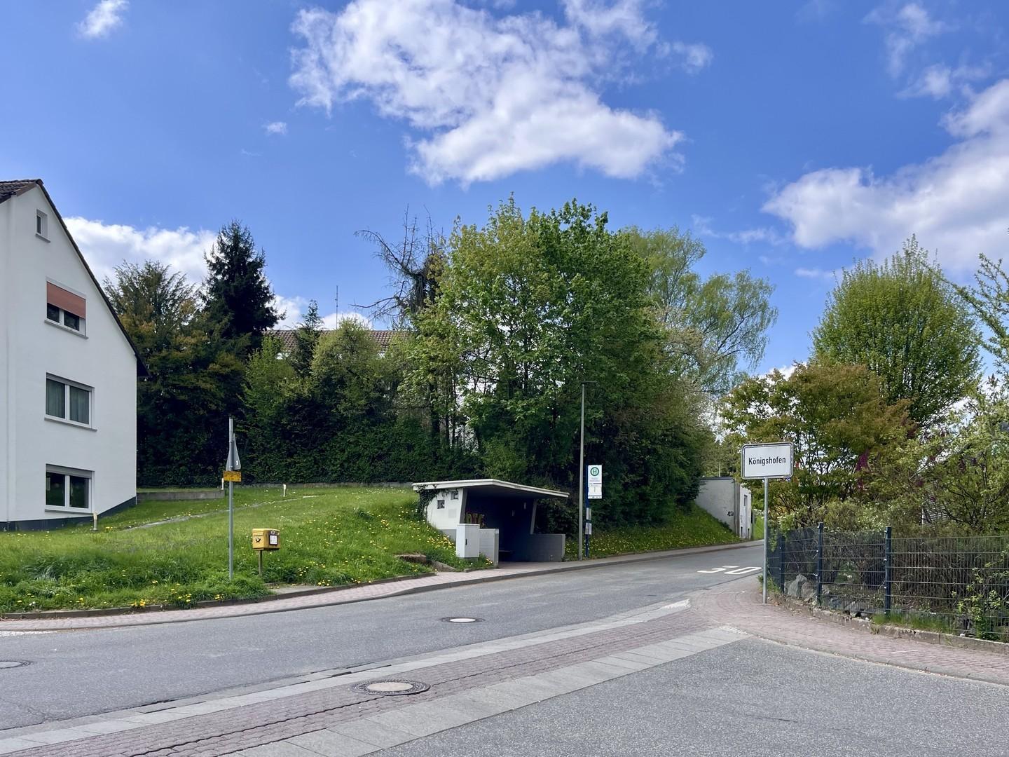 Briefkasten und Bushaltestelle
