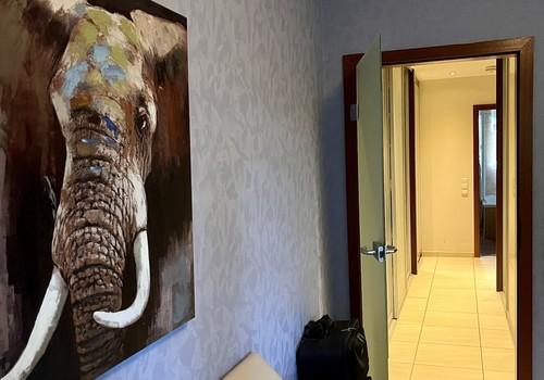 Schlafzimmer m. Blick aufs Bad