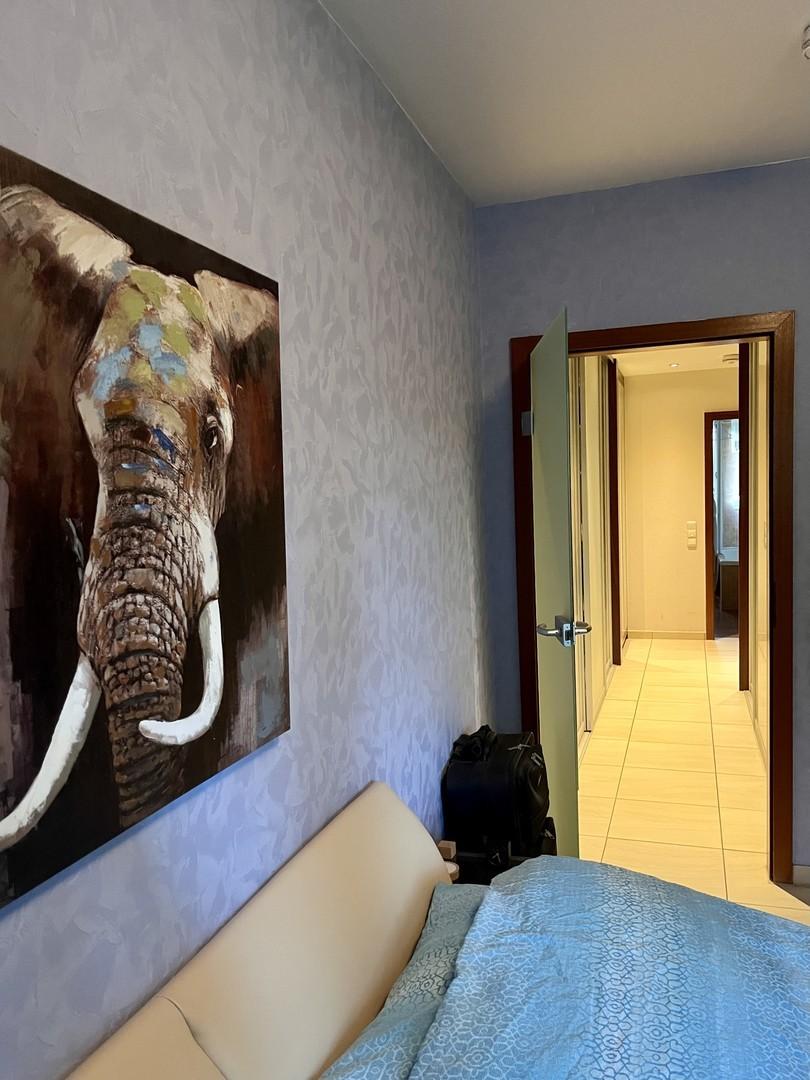 Schlafzimmer m. Blick aufs Bad