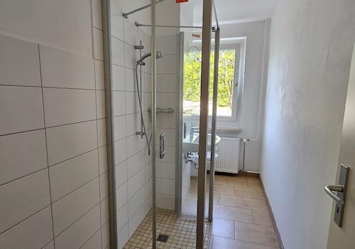 Bad mit ebenerdiger Duschen