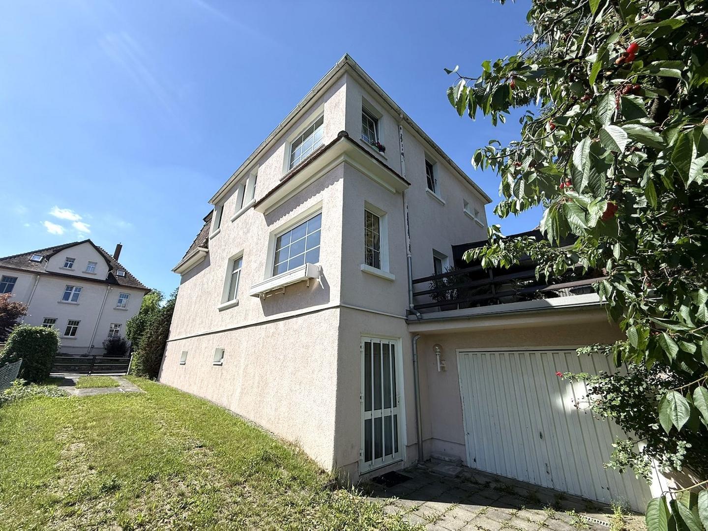 Kellerzugang und Garage