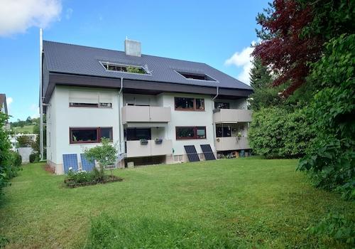 Blick aus dem Garten aufs Haus