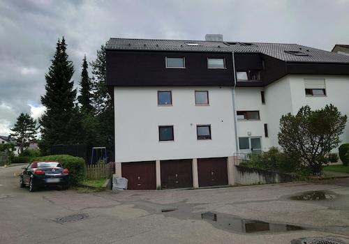 Blick von der Straße aufs Haus