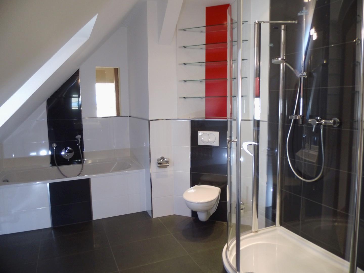 1. Bad mit Wanne und Dusche