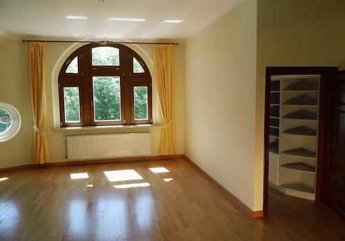 Schlafzimmer mit Umkleideraum