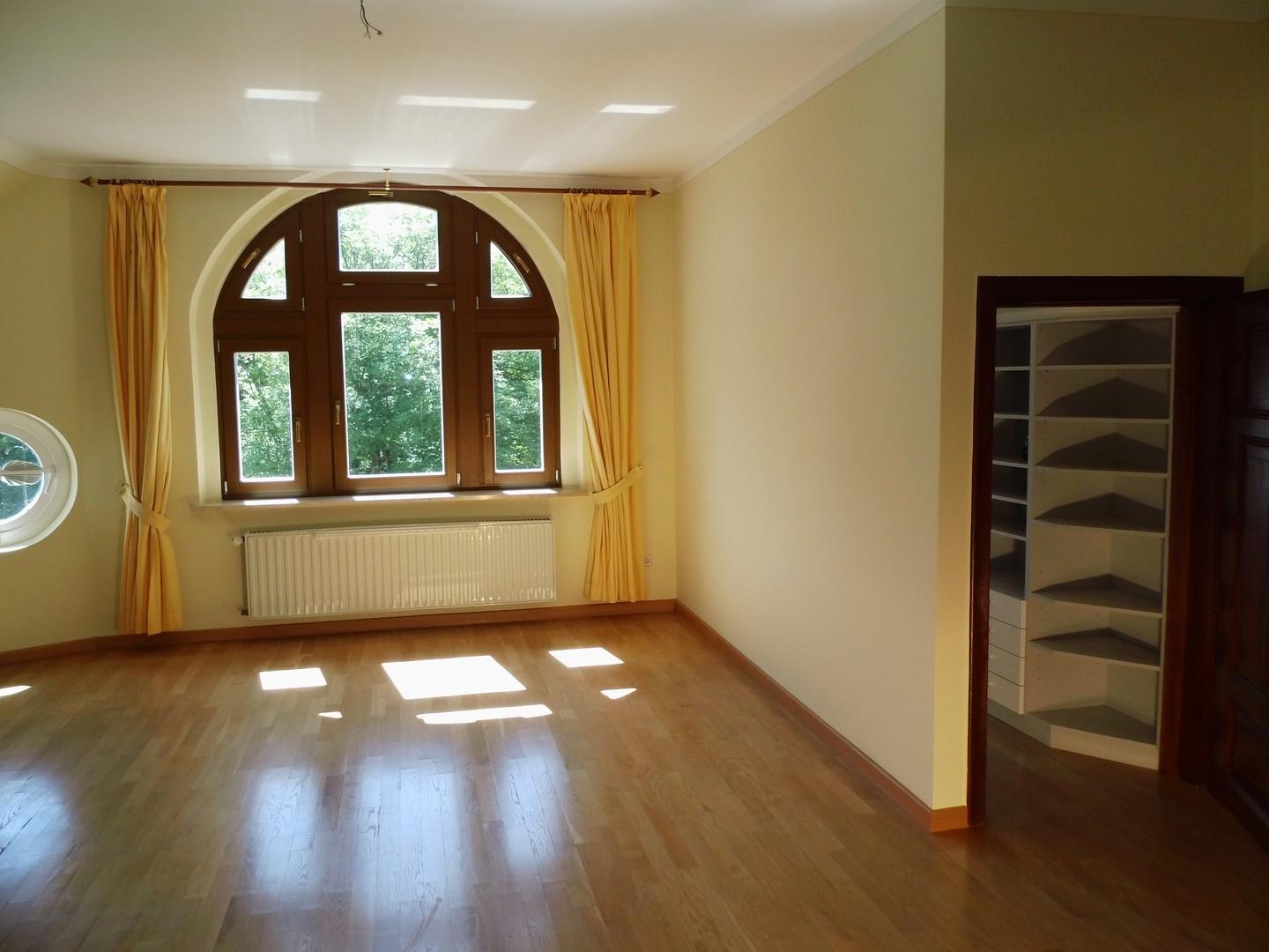 Schlafzimmer mit Umkleideraum