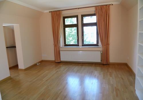2. Wohn - oder Arbeitszimmer