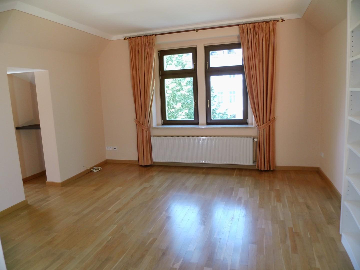 2. Wohn - oder Arbeitszimmer