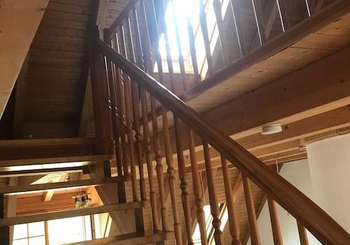 Treppe zur oberen Ebene