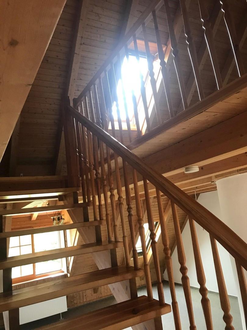 Treppe zur oberen Ebene