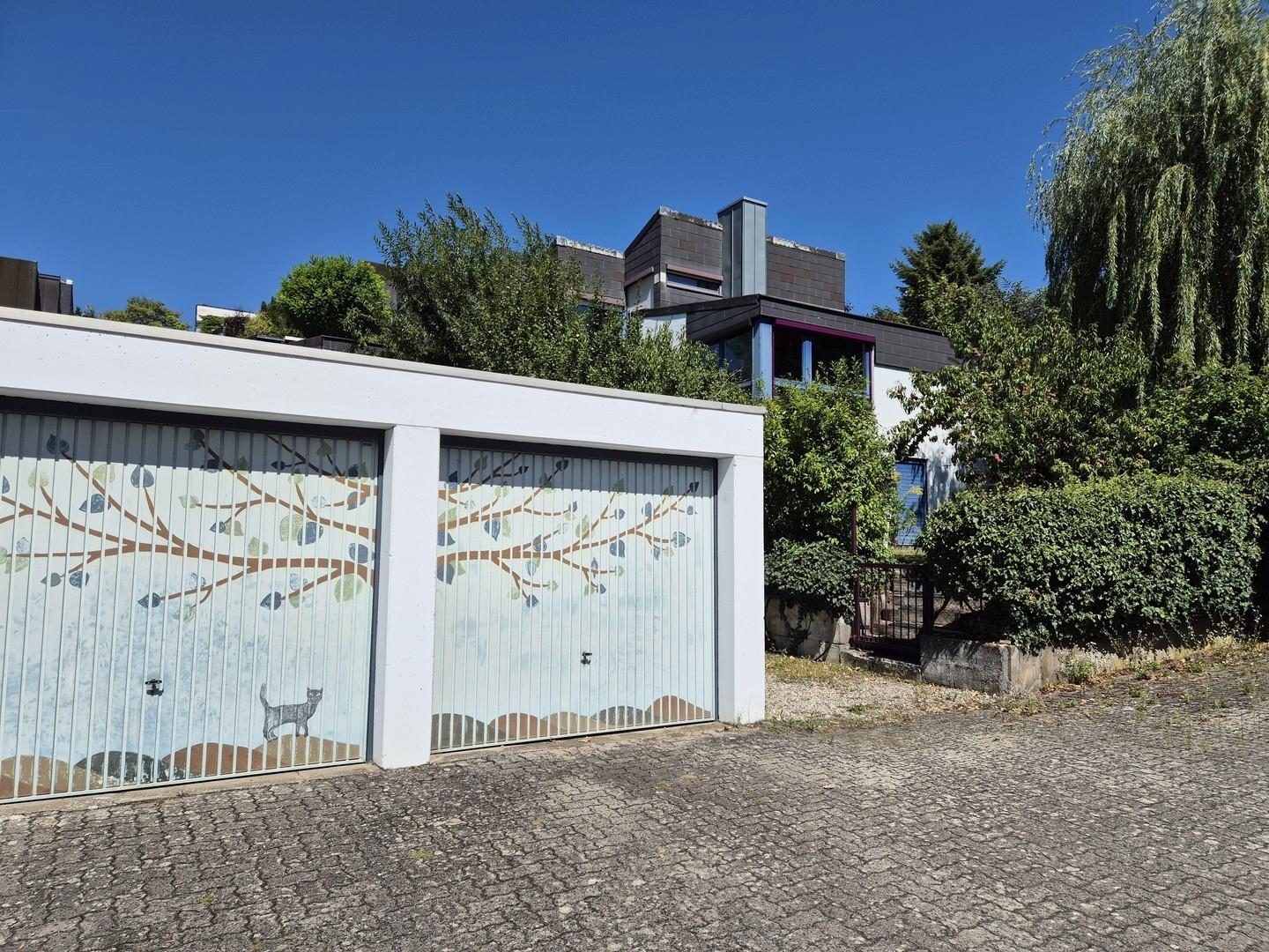 Garagen und Hausansicht
