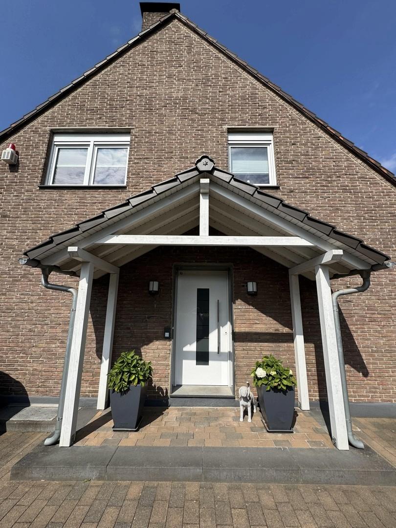 Eingang seitlich am Haus