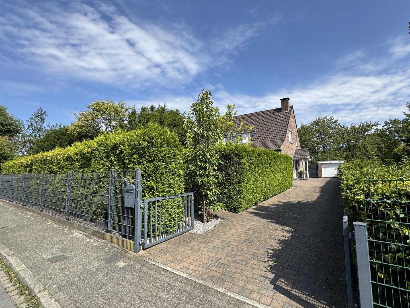Straßenansicht Einfahrt