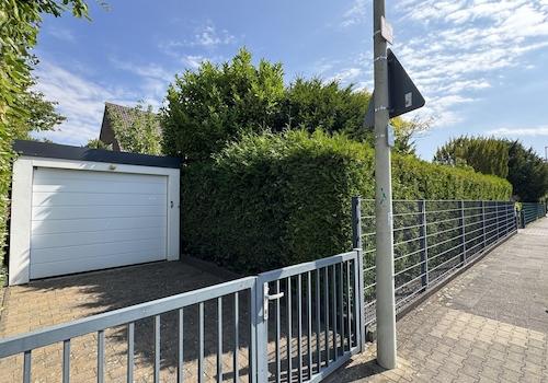 Straßenansicht 2. Garage links