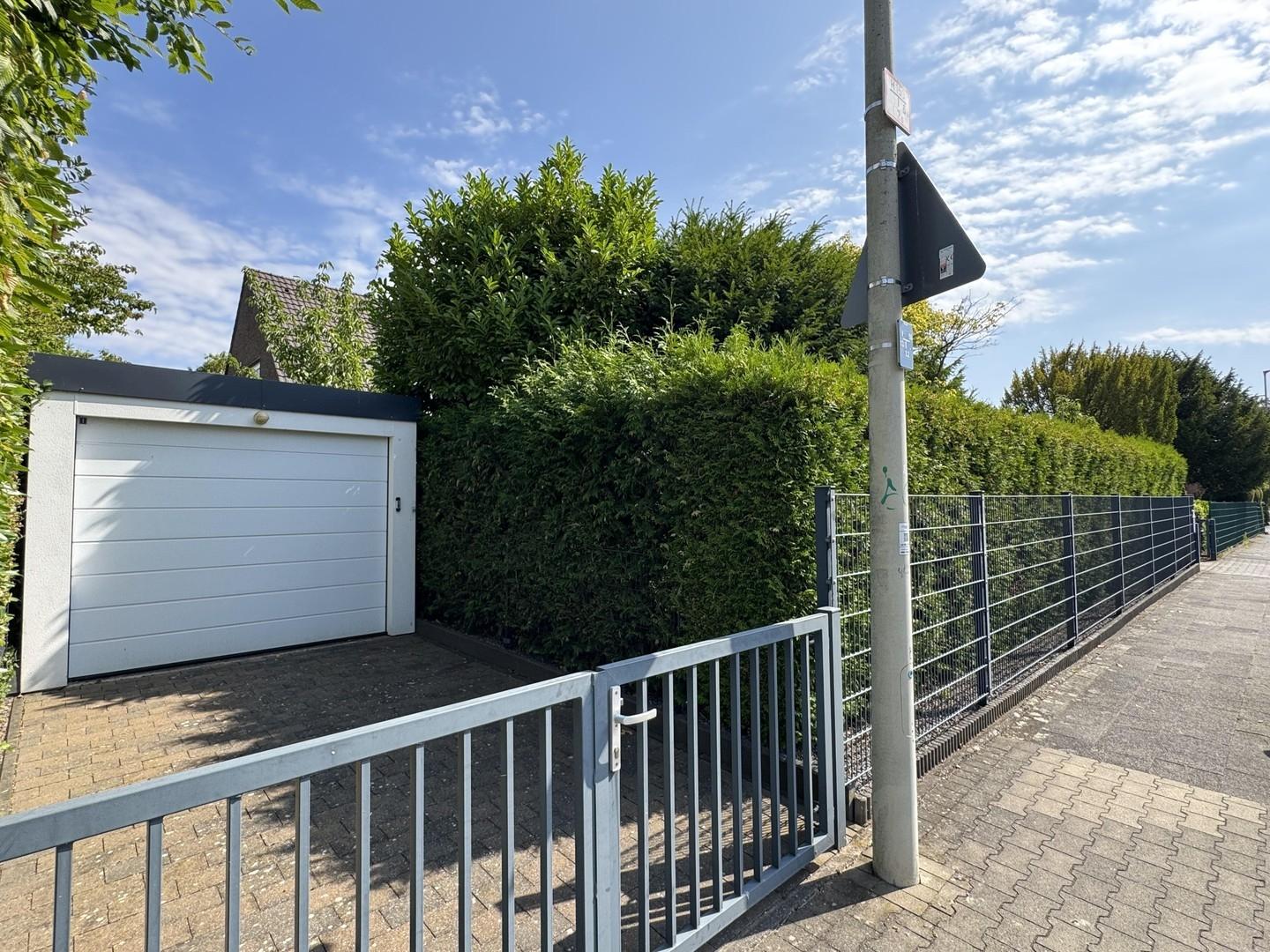 Straßenansicht 2. Garage links