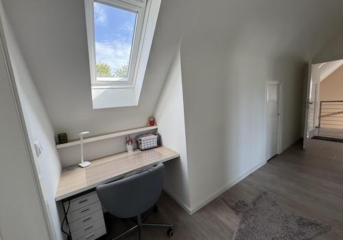 Flur und Arbeitsplatz 1. OG