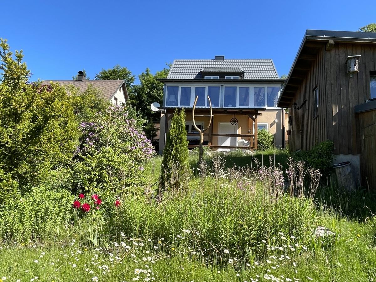Blick zum Haus und Schuppen