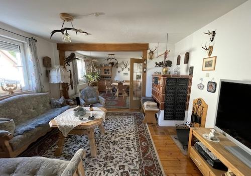 Esszimmer und Wohnzimmer ist verbunden mit großen Durchgang und dazu ein schöner Kachelofen