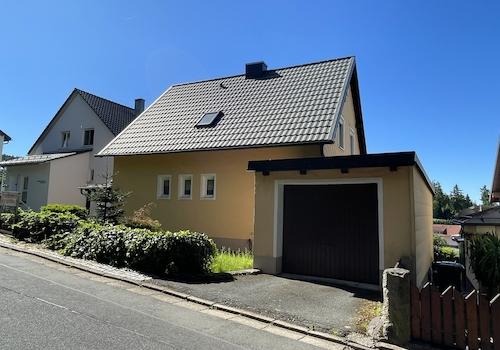 Blick zum Haus und Garage