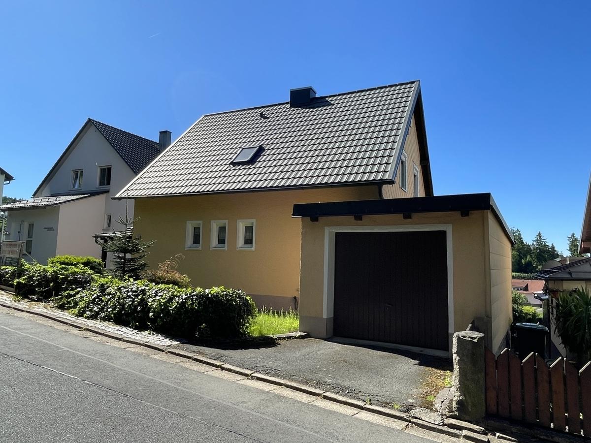 Blick zum Haus und Garage