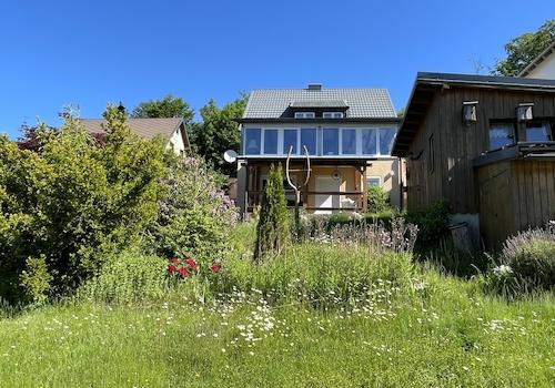 Blick vom Garten zum Haus und Wintergaten