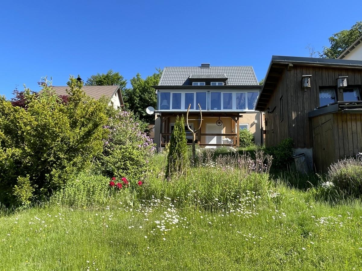 Blick vom Garten zum Haus und Wintergaten