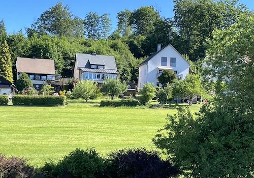 Blick zum Haus in der Mitte des Bildes
